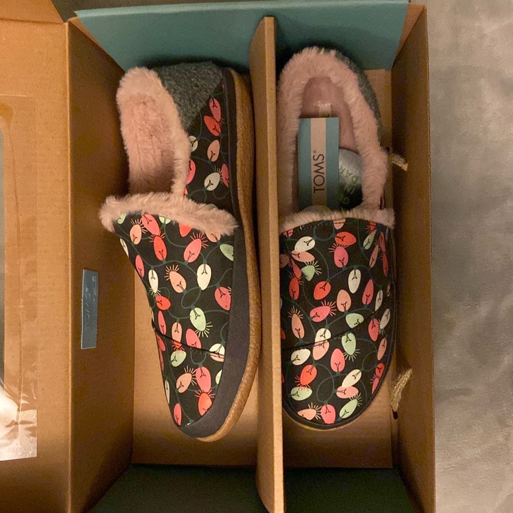 New in box India Forged Iron Tree Lights Glow In Dark
Toms slippers
